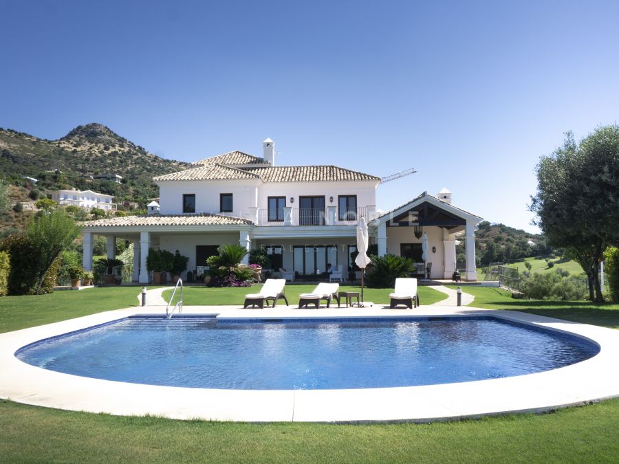 Impresionante villa de golf con vistas panorámicas al mar en Marbella Club Golf Resort