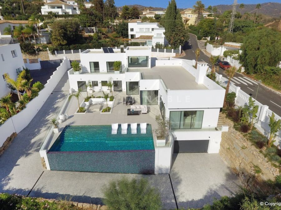 Villa moderna de lujo con vistas al mar en El Rosario, Marbella