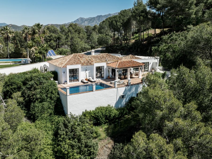 Magnífica villa recientemente renovada con diseño de cortijo español que ofrece impresionantes vistas