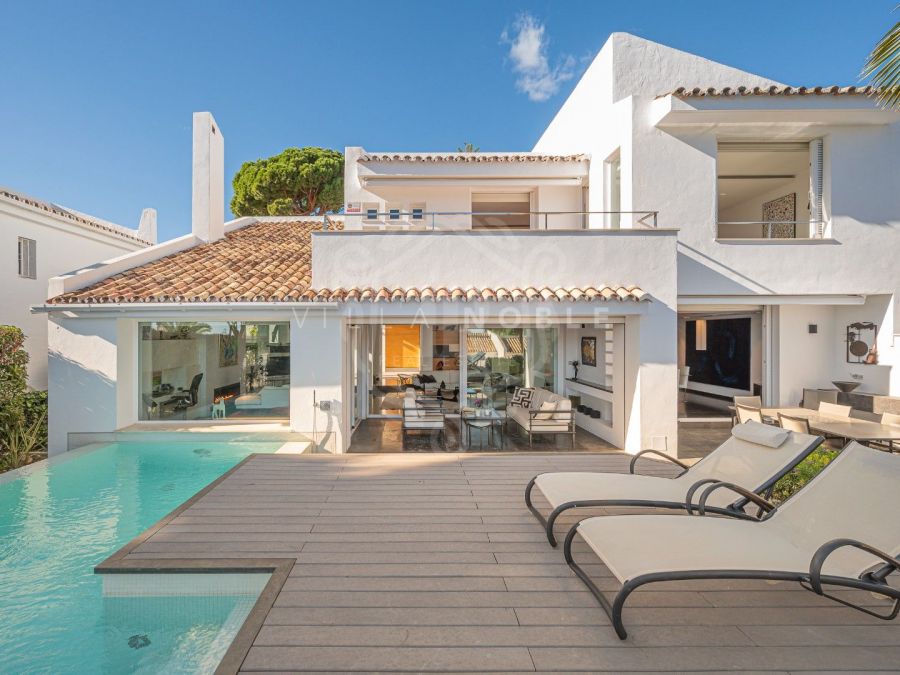 MODERN AND SPECIAL SEMI DETACHED WITH PRIVATE POOL AND SEA VIEWS IN NUEVA ANDALUCIA, MARBELLA