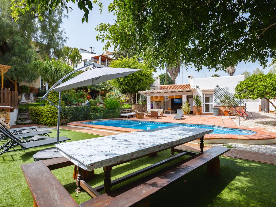 Charming one-storey villa with separate guest accommodation in the heart of Nueva Andalucia