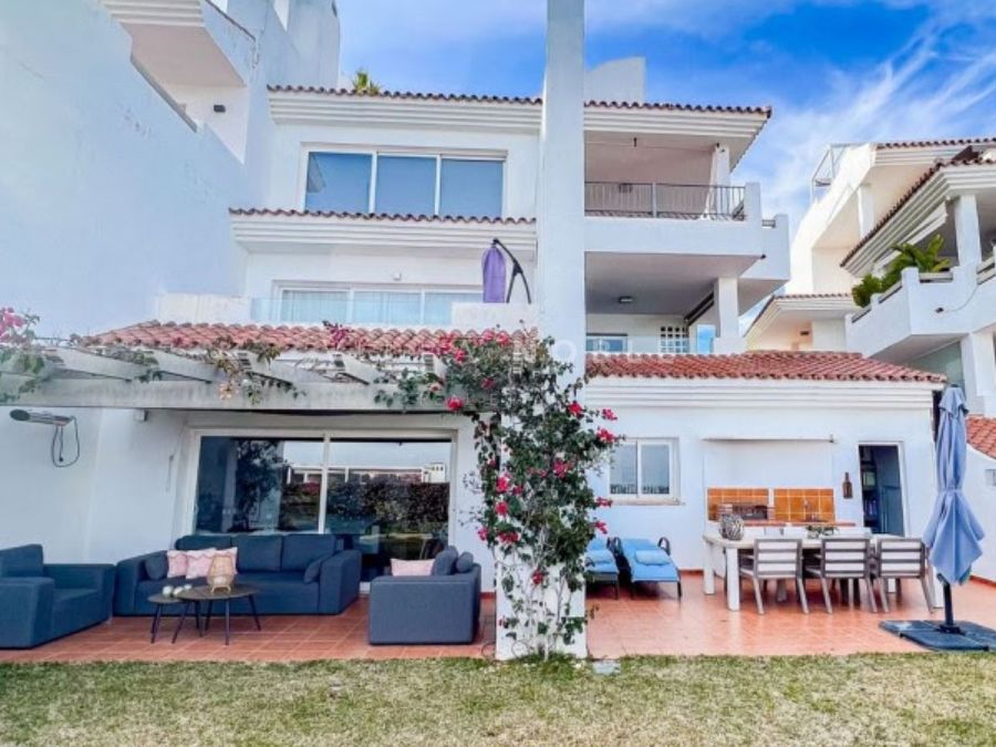 Espacioso apartamento con jardín y vistas al mar en La Mairena