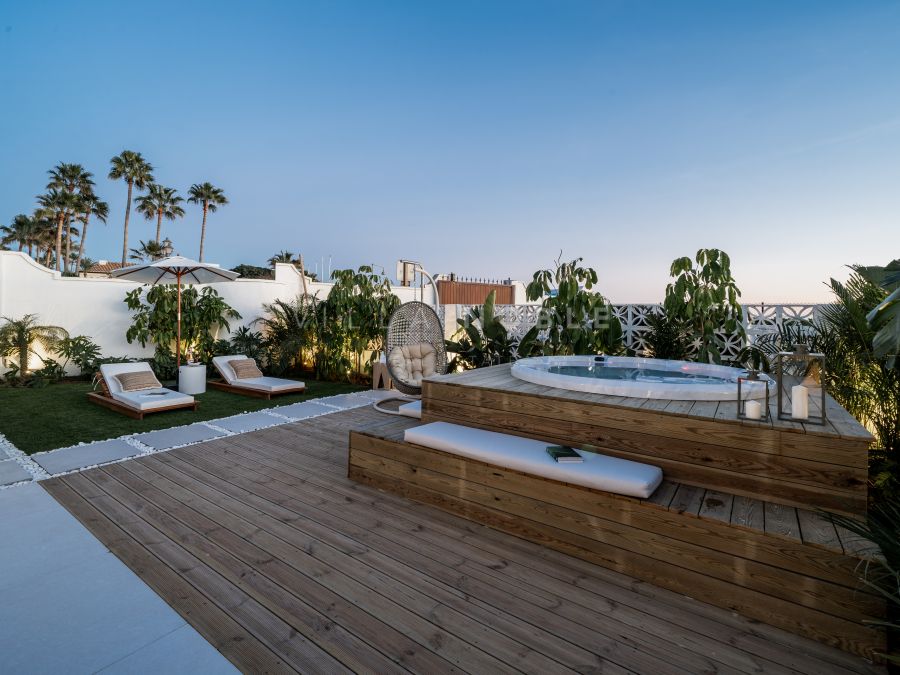 Impresionante casa adosada renovada frente a la playa en Marbella