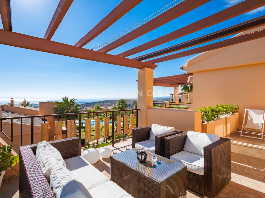 Luxury penthouse with panoramic sea and mountain views in La Alquería, Benahavís.