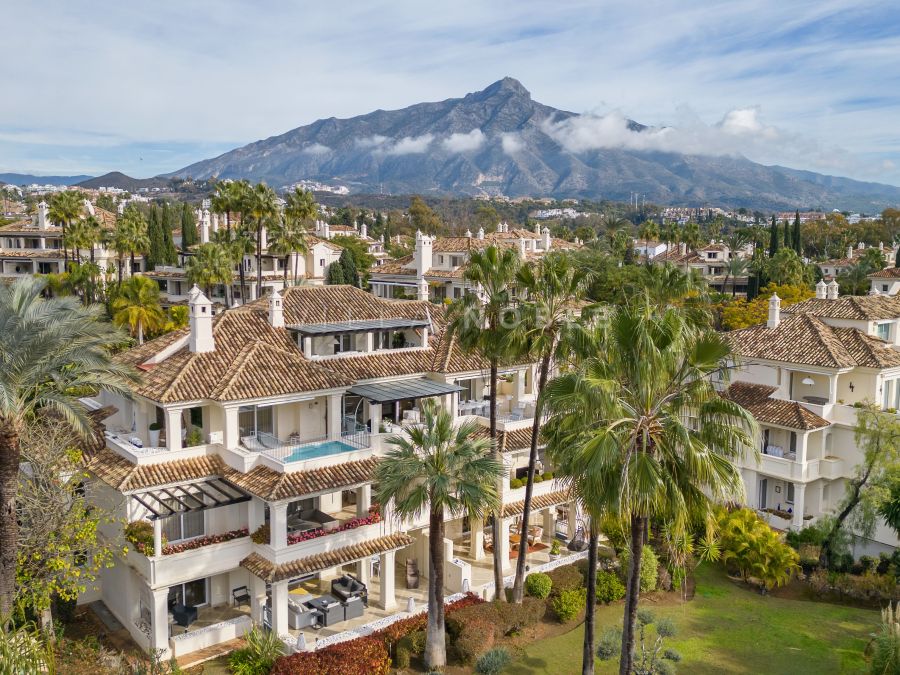 Atemberaubendes Duplex-Penthouse mit privatem Pool und Blick auf den Golfplatz in Nueva Andalucia, Marbella