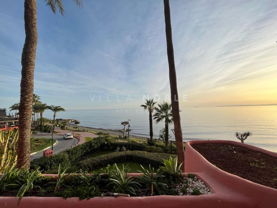 High-quality beachfront apartment reformed to the highest of standards at Estepna golden mile