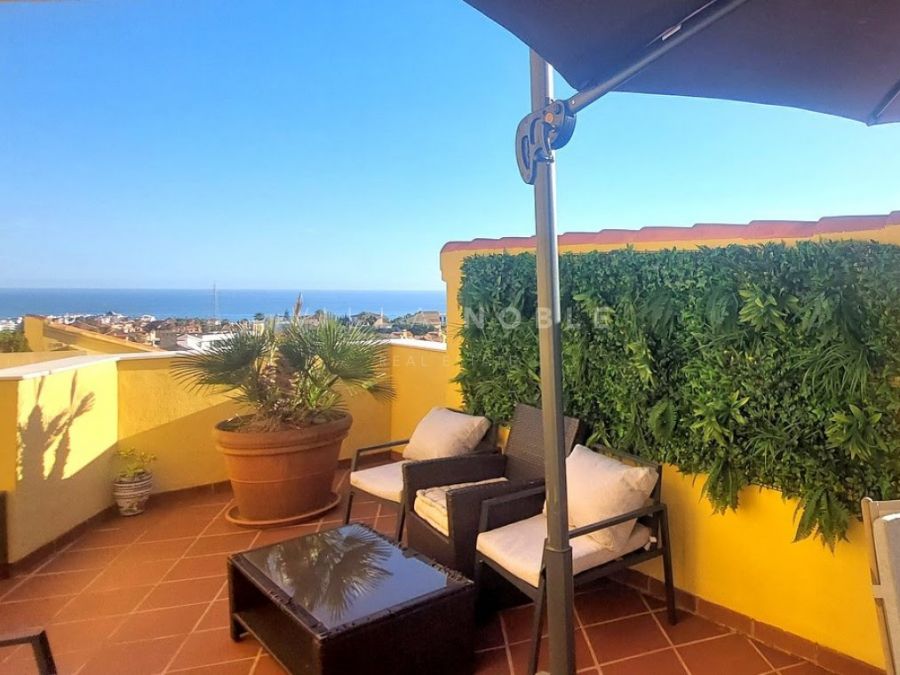 Herrliches Penthouse auf einer Ebene mit fantastischem Küstenblick in Osten von Marbella