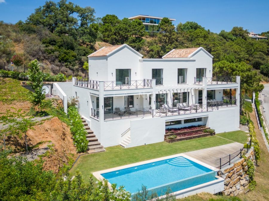 Moderne Villa im andalusischen Stil in Monte Mayor, einer exklusiven Wohnanlage
