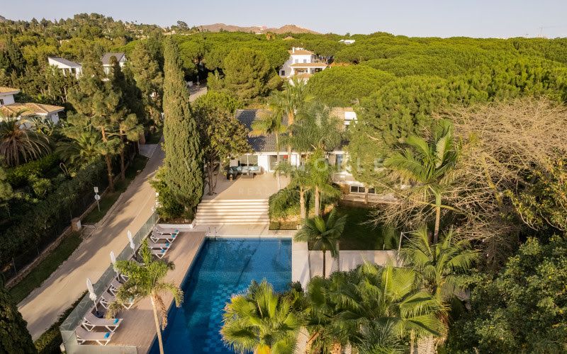 Excepcional Villa con gran jardín y vistas al mar en urbanización de prestigio Hacienda las Chapas