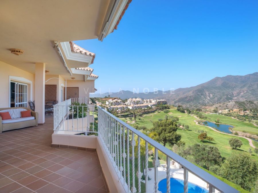Luxurious front line golf Penthouse with panoramic views and private solarium in Alaurin Golf