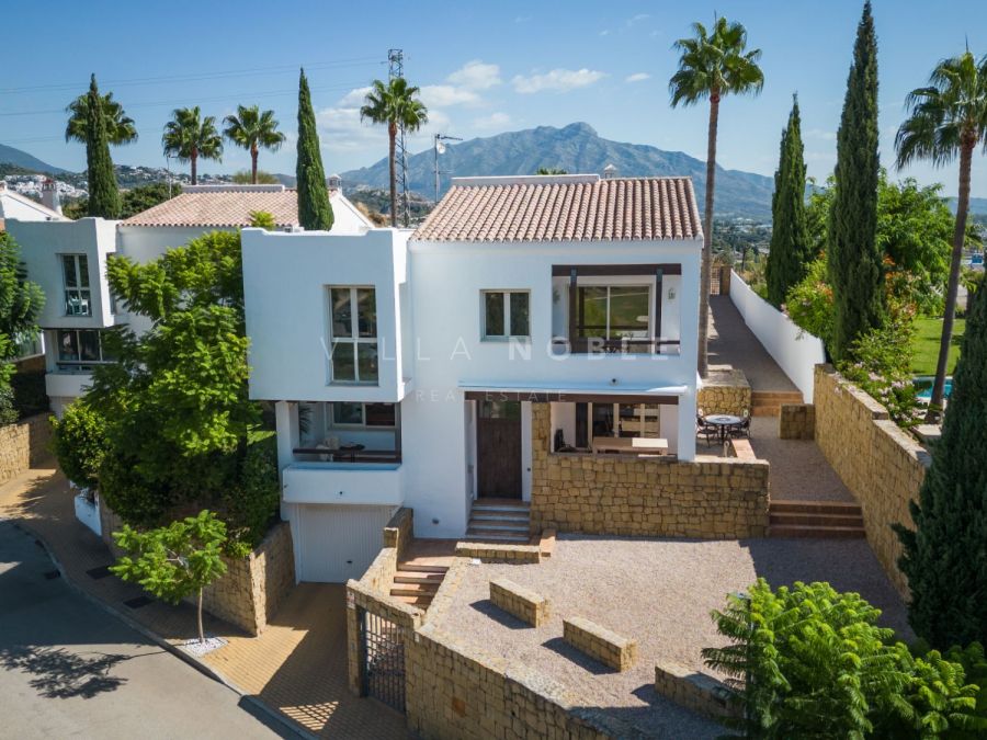 Atemberaubende Villa in La Alqueria Benahavis ist ein echtes Familienhaus – viel Platz und Licht!