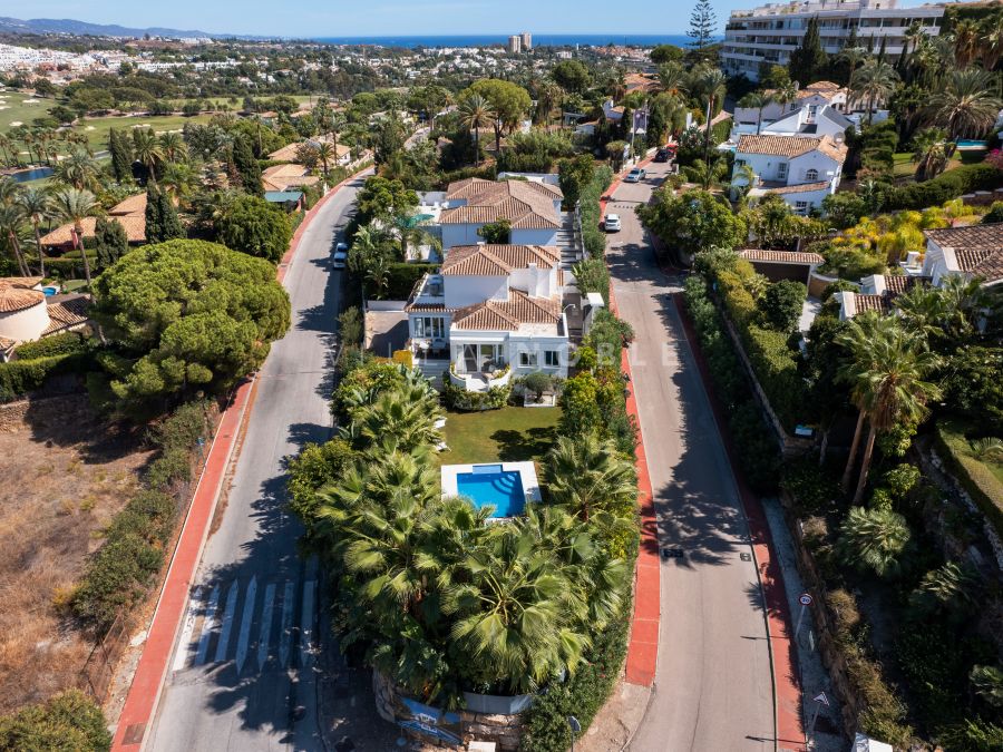 Luminosa villa de lujo de 4 dormitorios con vistas panorámicas en Nueva Andalucía, Marbella