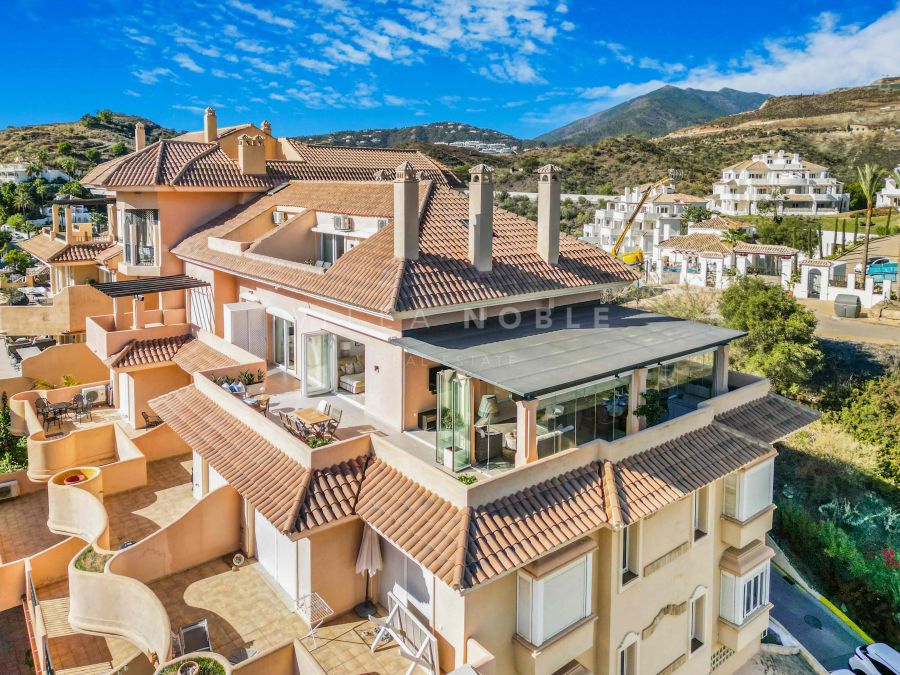 Helles Duplex-Penthouse in einem 5-Sterne-Komplex in Nueva Andalucía