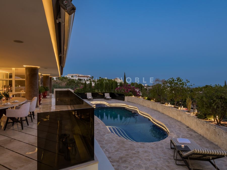 Espaciosa y moderna villa de 5 dormitorios en venta en La Quinta, Benahavís
