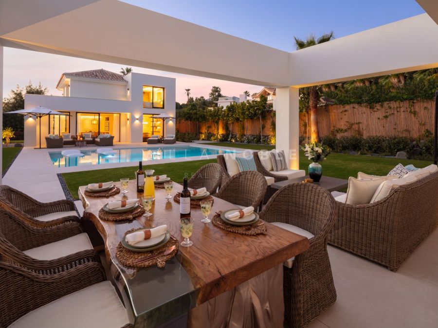 Elegante Villa completamente renovada situada en el corazón del Valle del Golf en Nueva Andalucía