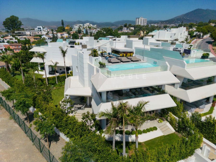 Atemberaubende neu gebaute moderne Doppelhaushälfte in Nueva Andalucia, Marbella