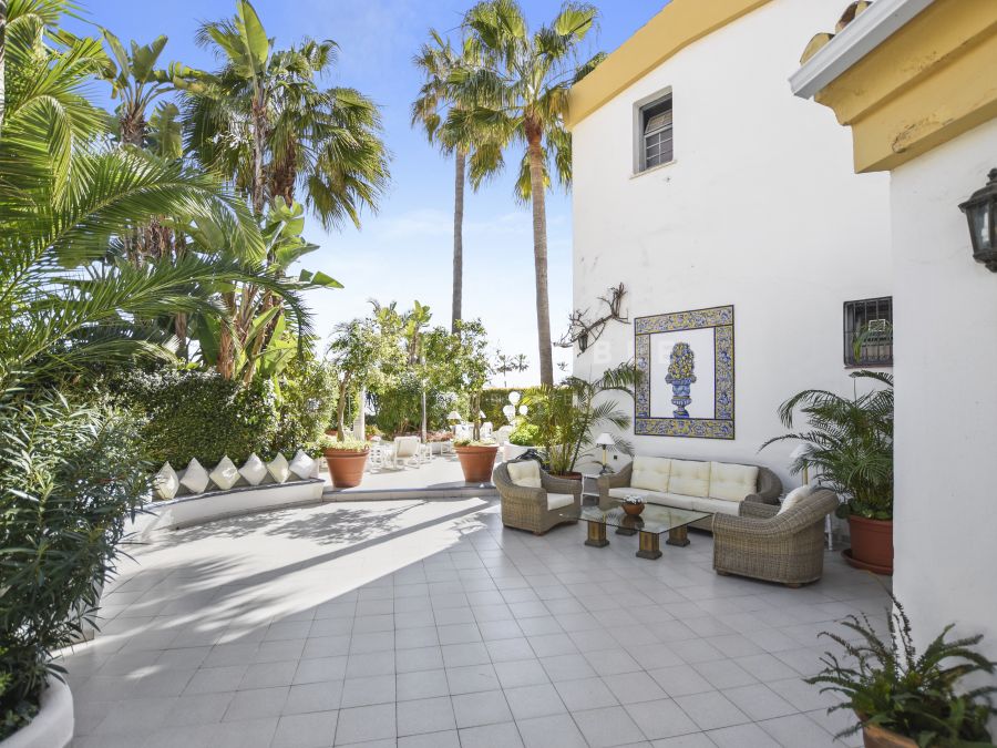 LARGE CHARMING DUPLEX GROUND FLOOR APARTMENT IN A PRIVILEGED FRONTLINE BEACH POSITION IN CABOPINO
