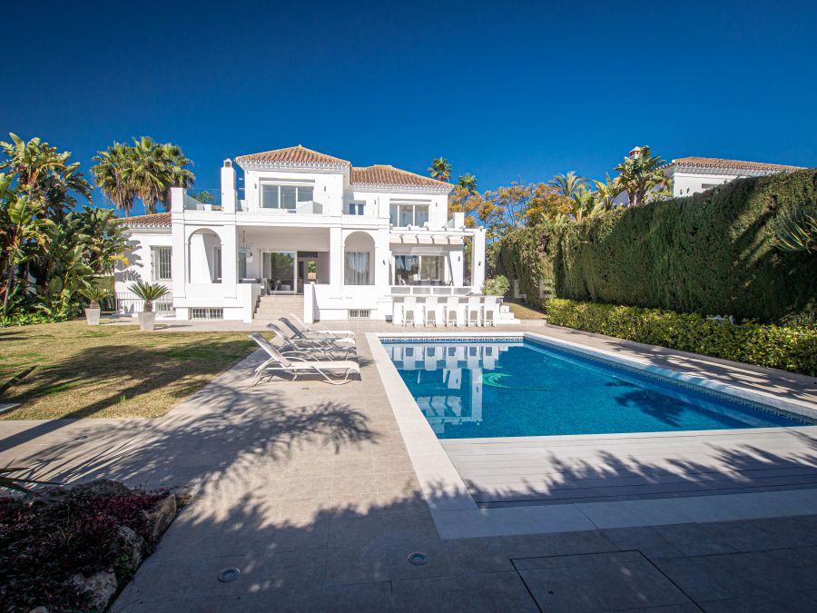 Luxurious six-bedroom villa in Nueva Andalucia offers a blend of elegance and comfort on a spacious plot