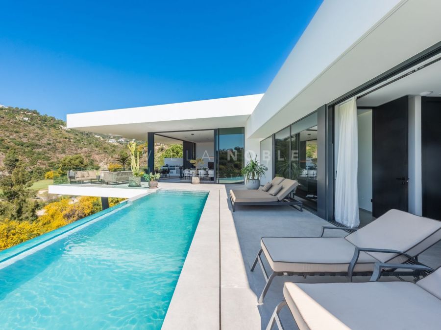 Wunderschöne neue Villa in der geschützten Gemeinschaft von Lomas de La Quinta in Benahavis gelegen!