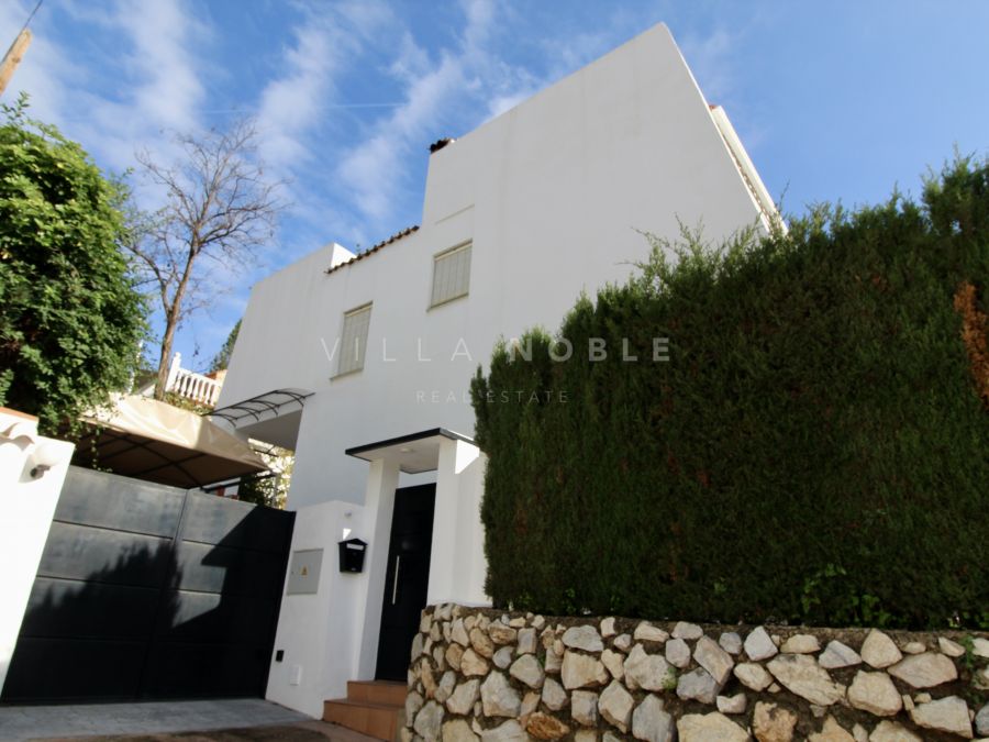 Freistehende Villa im mediterranen Stil in einer ruhigen Wohngegend von Nueva Andalucia