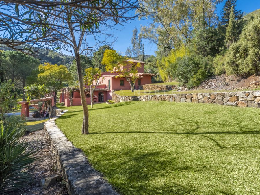Wunderschöner Villa auf einem großen Grundstück von 17.000 m², nur einen kurzen Spaziergang von der Stadt Benahavis entfernt