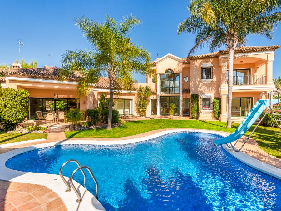 Villa for Vacation Rental in Las Brisas Golf, Nueva Andalucia
