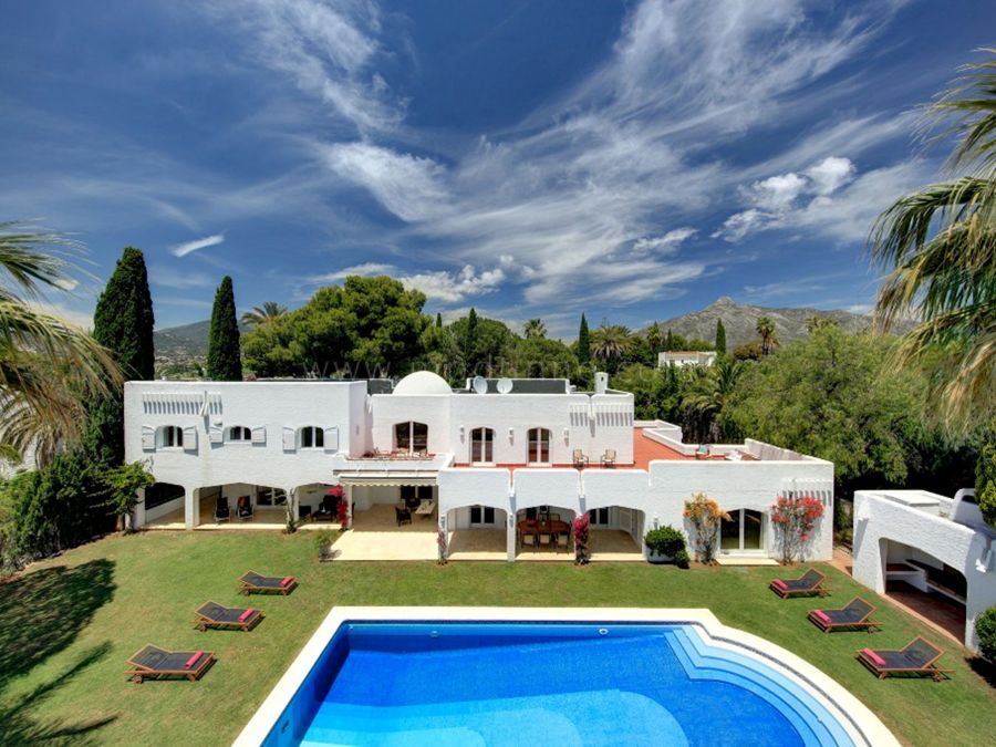 Chalet familiar en venta en una gran parcela en Atalaya Rio Verde, Marbella