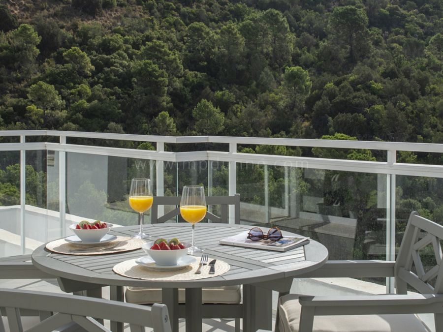 Contemporary apartment in a breath-taking natural setting in Benahavis.