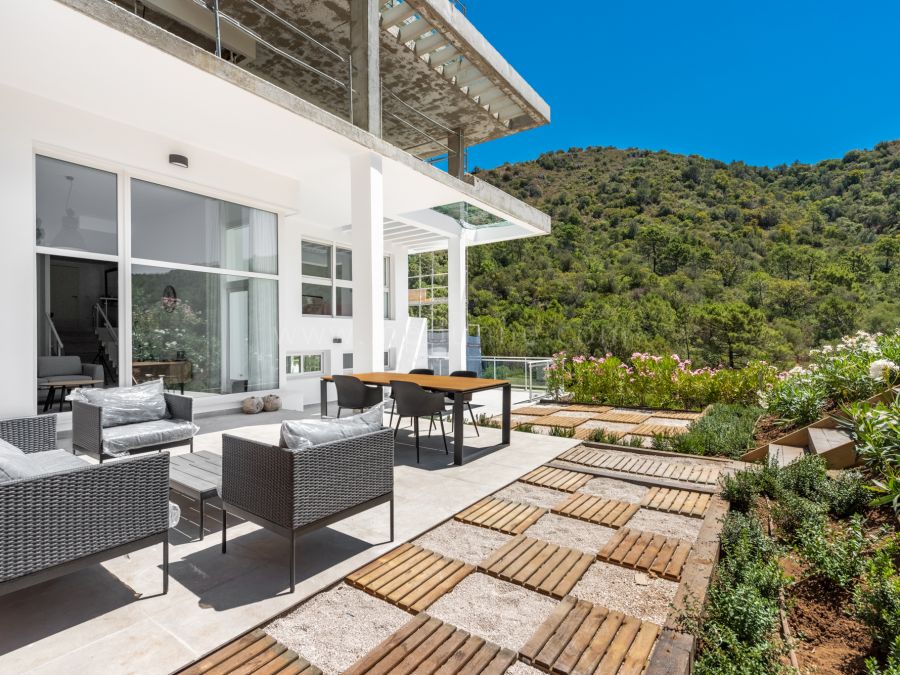 Contemporary apartment in a breathtaking natural setting in Benahavis