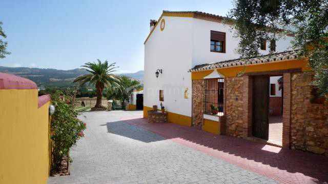 Beautiful estate with large plot for sale in Ronda