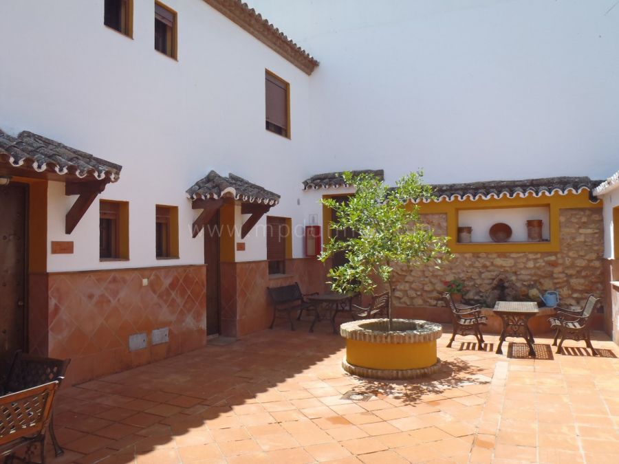 Beautiful estate with large plot for sale in Ronda
