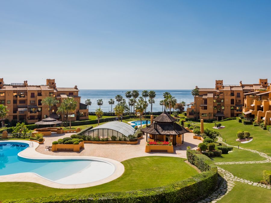 Frontline Beach - Luxury Renovated Sea View Apartment in New Golden Mile, Estepona