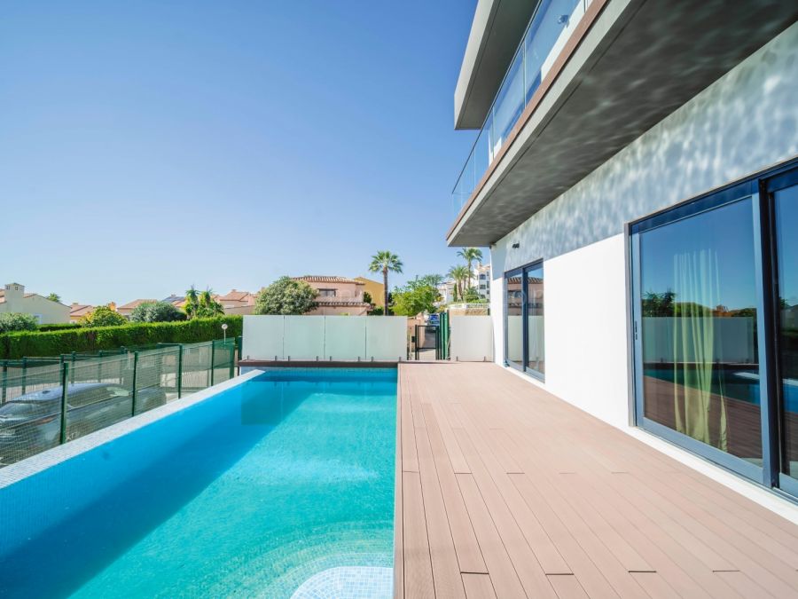 Opportunity - Luxury Five-Bedroom Villa in Calahonda