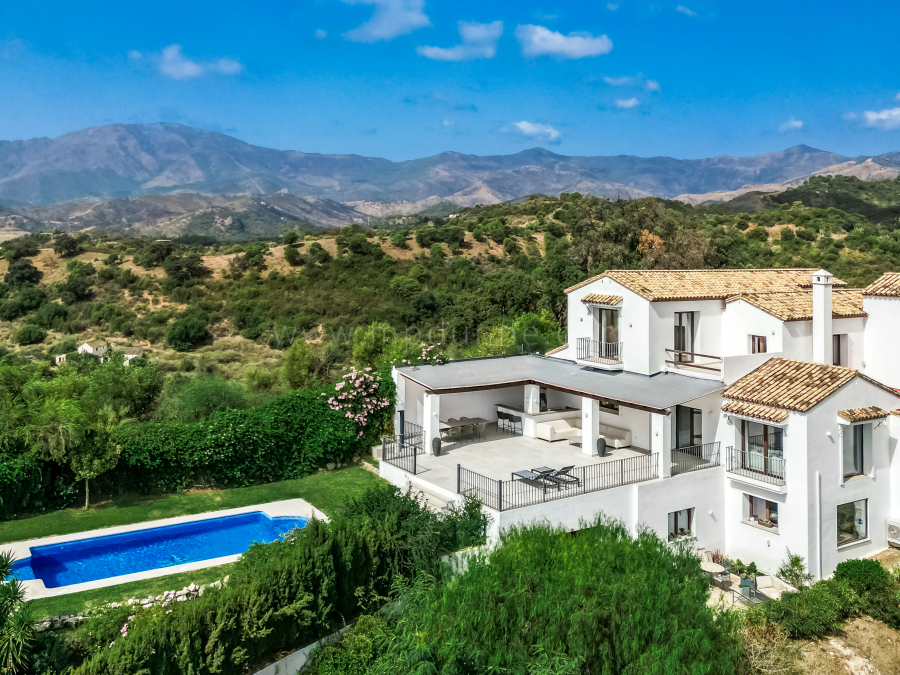 Moderne andalusische Villa mit Panoramablick auf Meer und Berge in Estepona