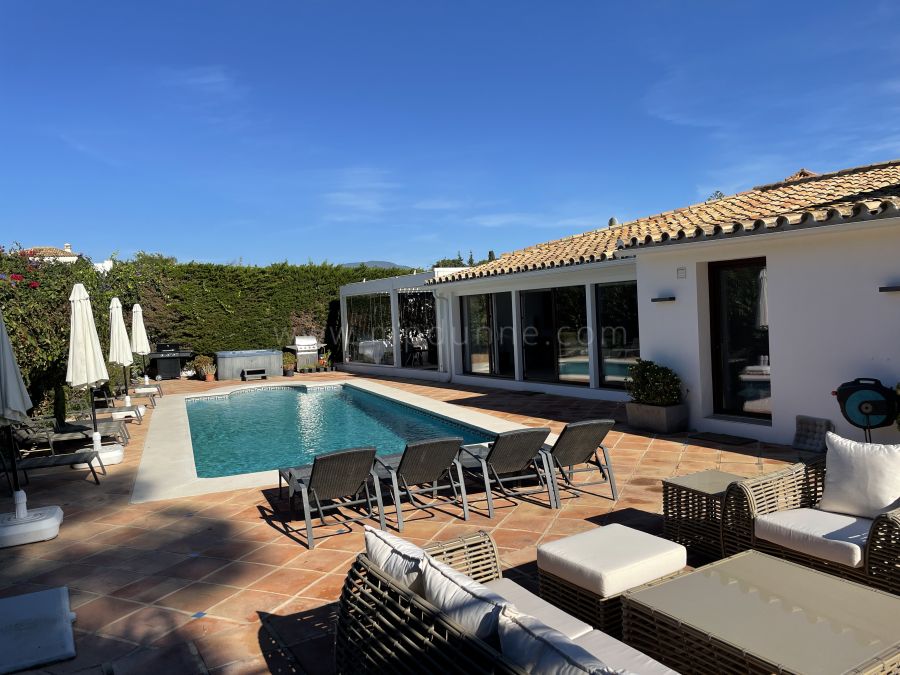 Villa de diseño moderno en el lado de la playa en San Pedro