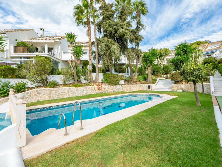 Charming Updated Townhouse with Sea Views in Nagüeles, Marbella