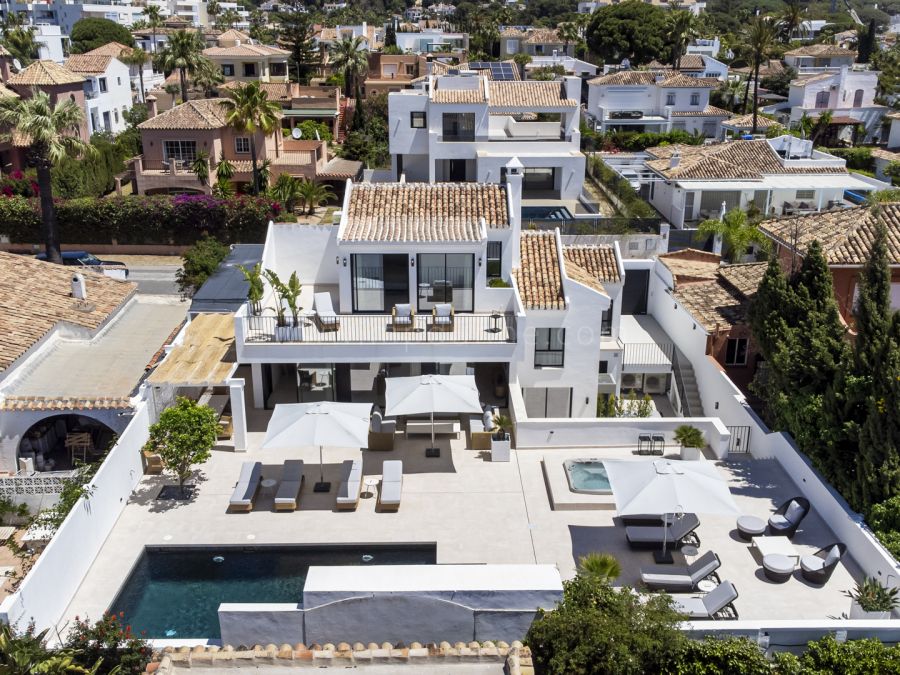 Luxury Renovated Villa in Marbella with Beachfront Access and Modern Amenities