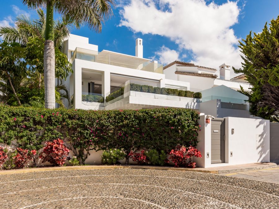 Luxury Villa with Sea Views in Exclusive Puente Romano, Marbella