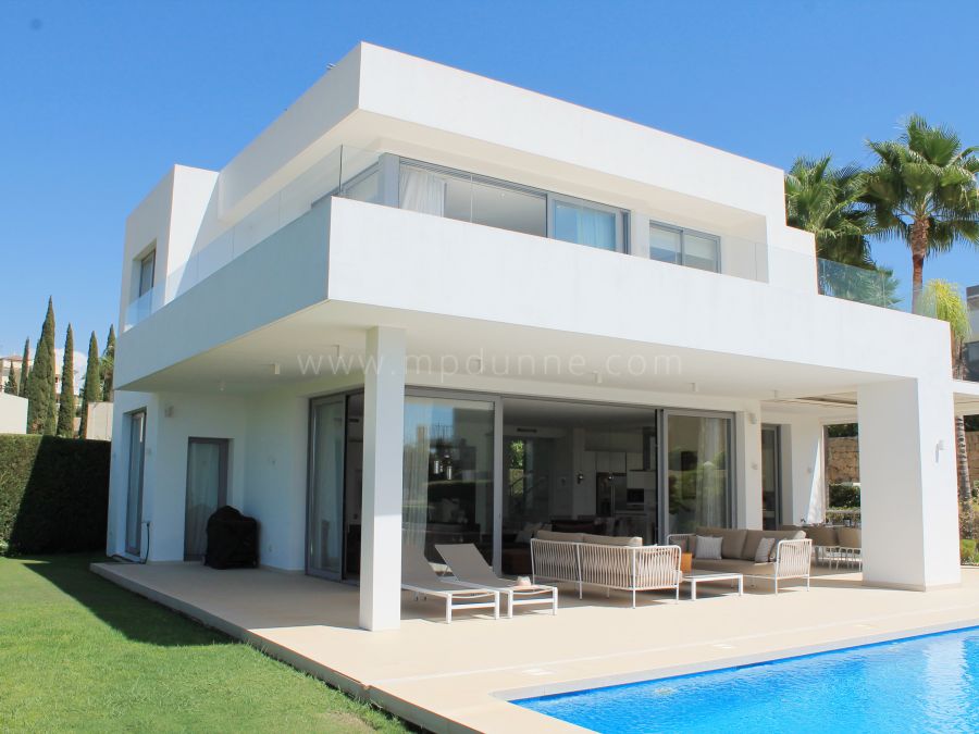 Moderne Villa mit Meer- und Bergblick in Benahavis