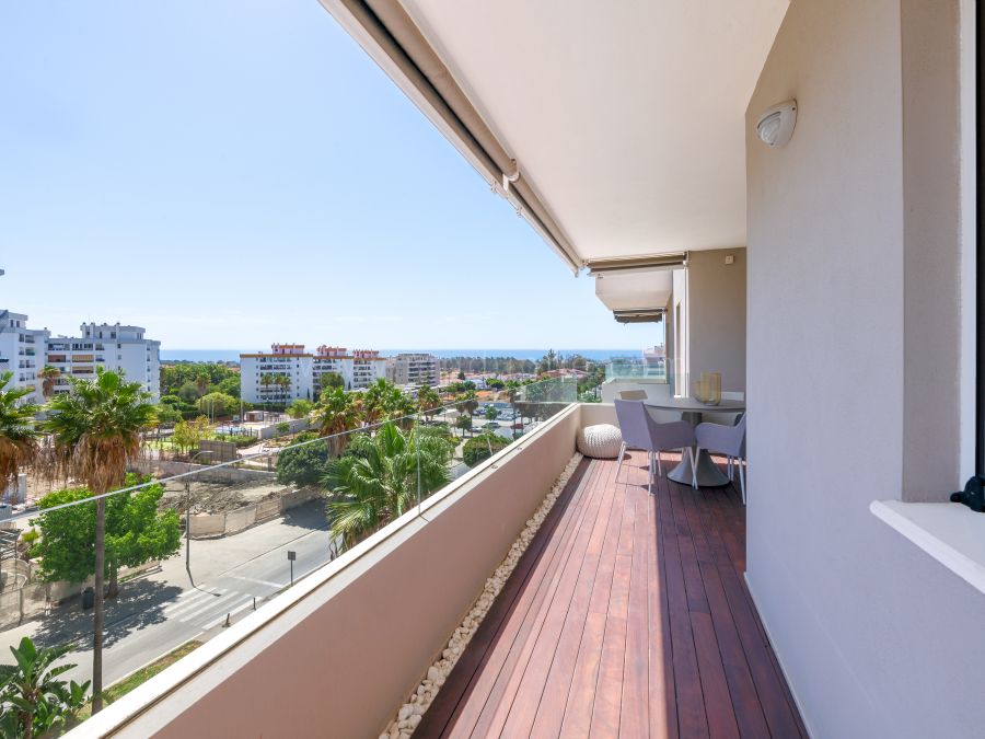 Moderno Apartamento con Vistas al Mar y a la Montaña en Nueva Andalucía