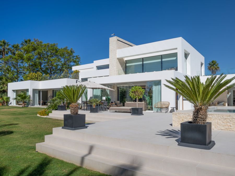 Luxury Villa for Sale in El Paraiso, Estepona East