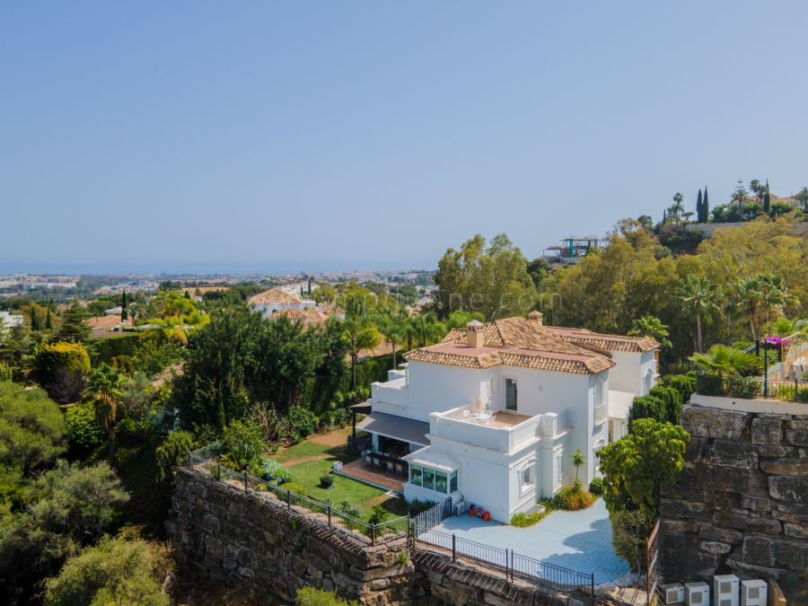 Classic Style Villa in El Herrojo Alto, La Quinta Benahavis