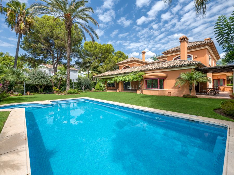 Villa familiar en venta en Altos Reales, Milla de Oro de Marbella