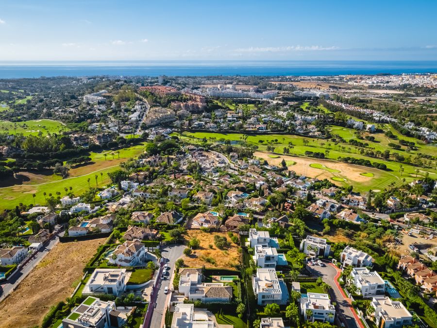 Doppelgrundstück mit Projekt und Aussicht in Nueva Andalucia