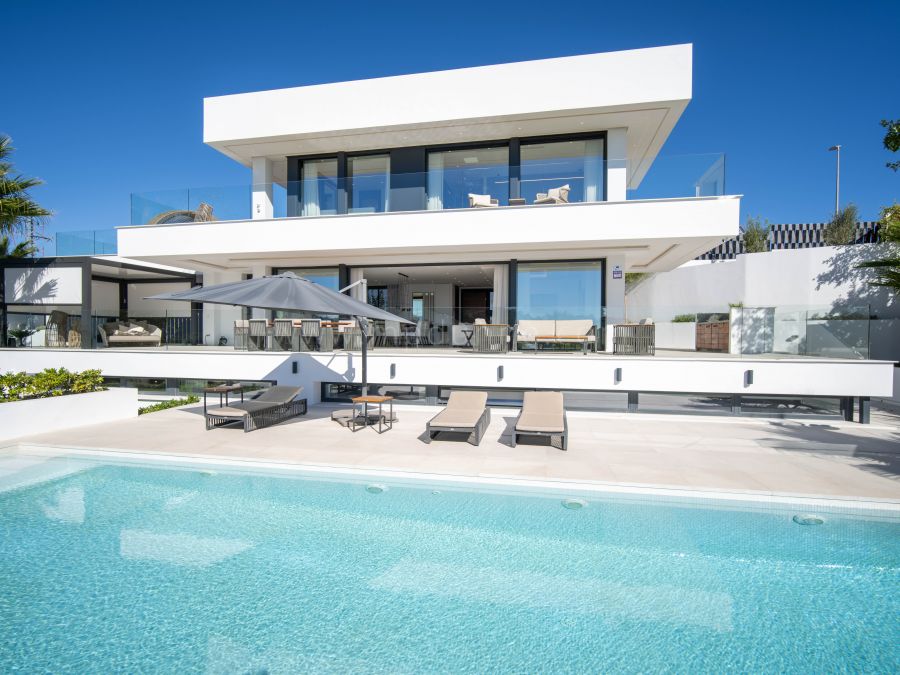 Zeitgenössische Villa in bester Lage in Nueva Andalucia