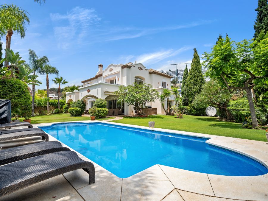 Private and secure villa in prestigious Reserva de la Quinta
