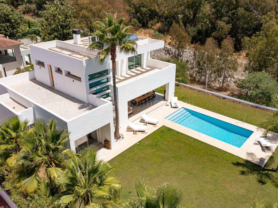 Villa im Ibiza-Stil in Guadalmina Baja