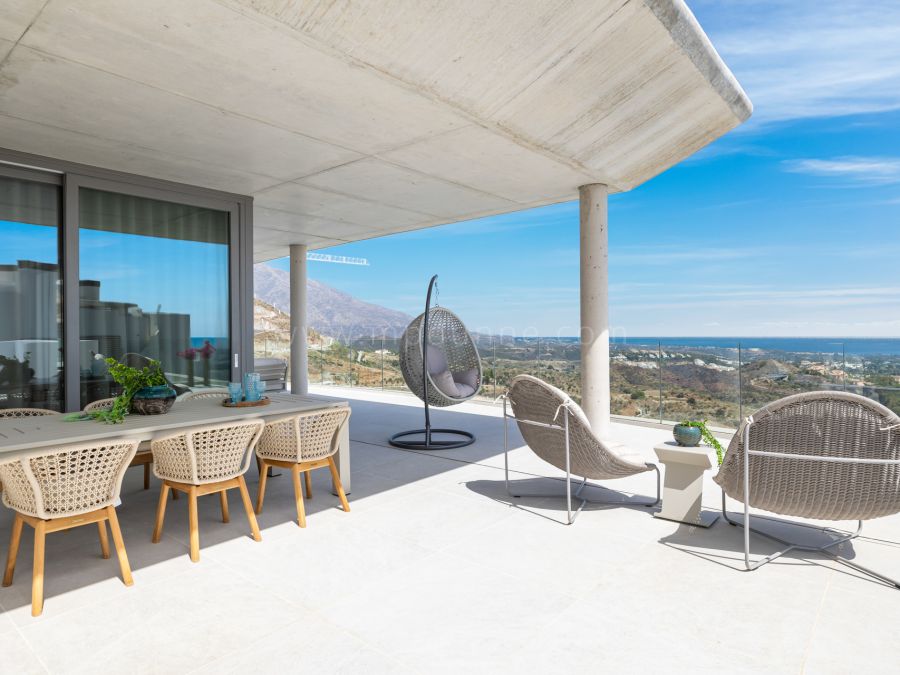 Penthouse with The Pool and Panoramic Views in Benahavis