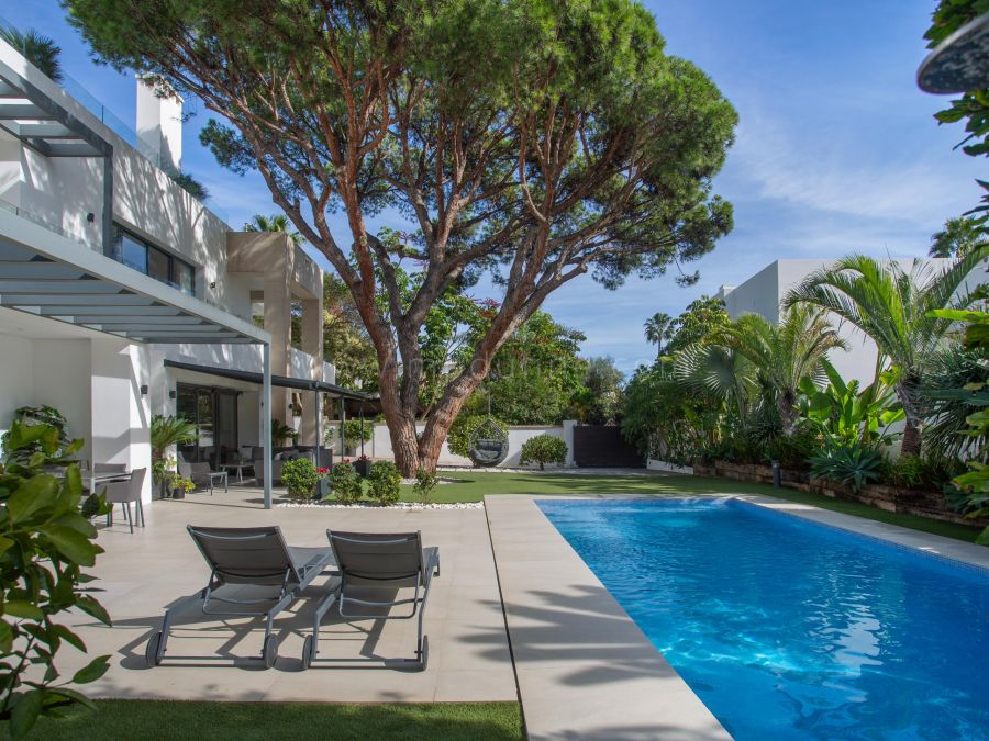 Villa moderna junto a la playa en Marbella Playa Casablanca