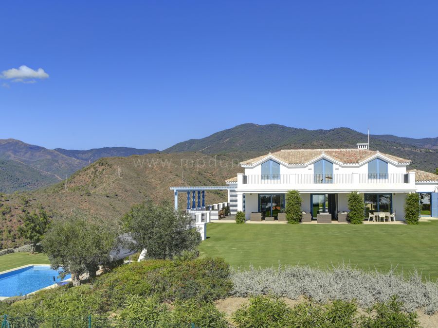Villa im mediterranen Stil mit Panoramablick in einer Wohnanlage